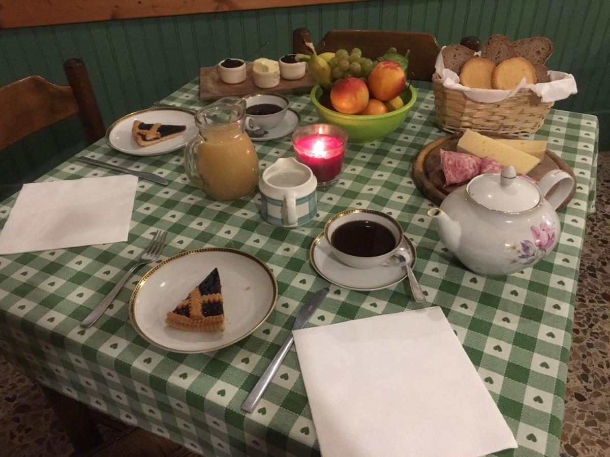 B&B Il Gatto Nero Castelveccana Стая снимка