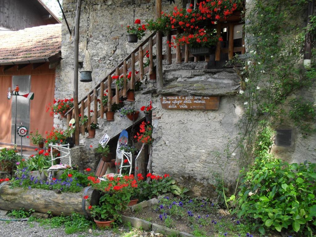 B&B Il Gatto Nero Castelveccana Екстериор снимка