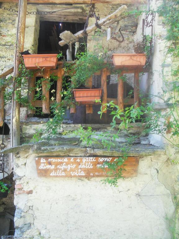 B&B Il Gatto Nero Castelveccana Екстериор снимка