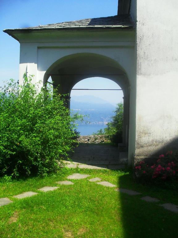 B&B Il Gatto Nero Castelveccana Екстериор снимка