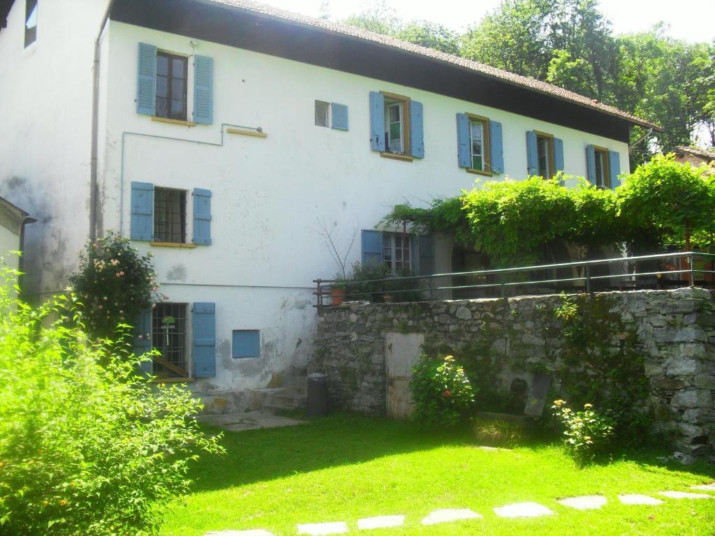 B&B Il Gatto Nero Castelveccana Екстериор снимка